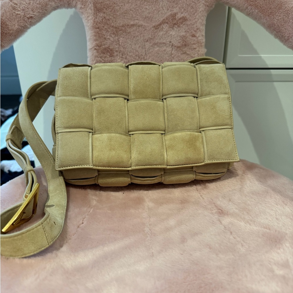 ⭐️ Bottega Veneta Beige Suede Cassette Bag ⭐️